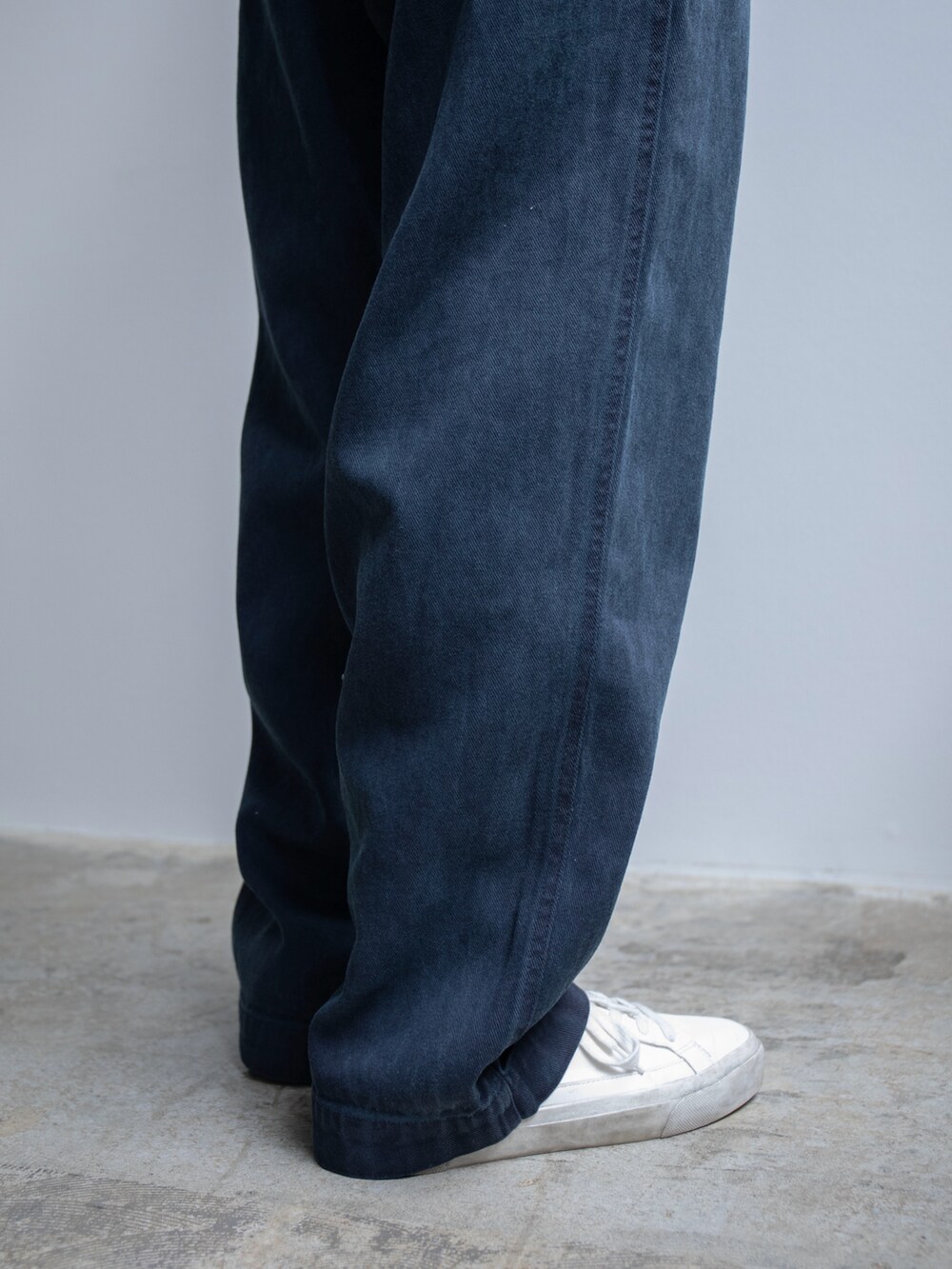 ベージュ系のパーカー、ブルー系のその他パンツを着用したレディースの春コーディネートの5枚目の写真