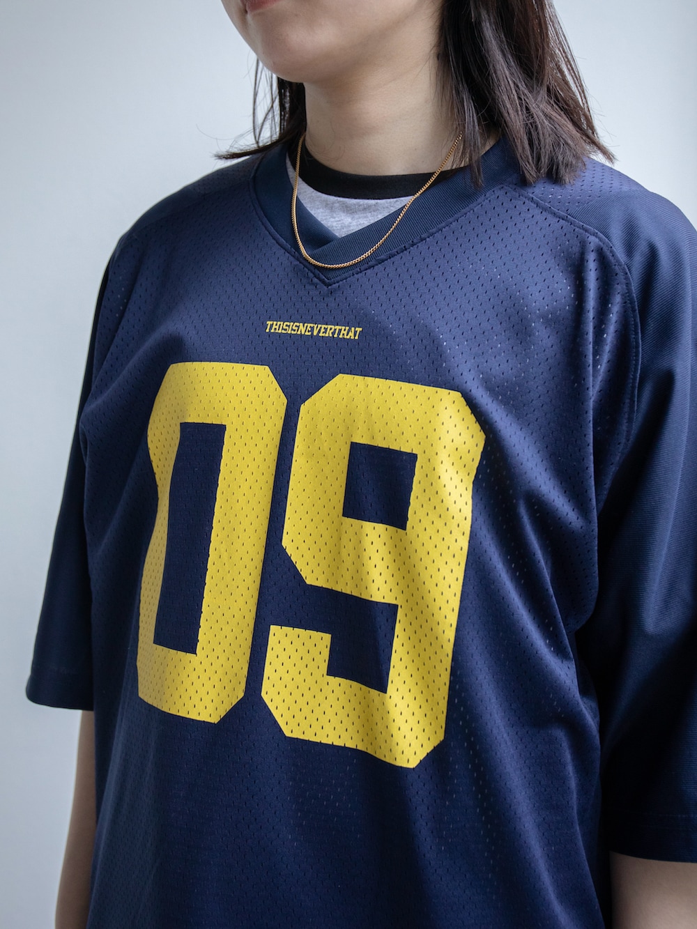 ブルー系のTシャツ/カットソーを着用したレディースの春コーディネートの5枚目の写真