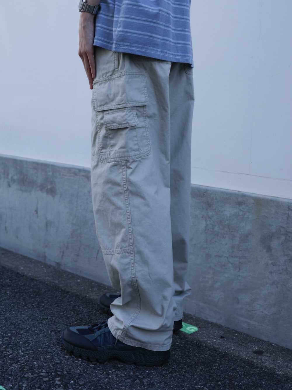 ブルー系のTシャツ/カットソー、ホワイト系のその他パンツを着用したメンズの夏コーディネートの7枚目の写真