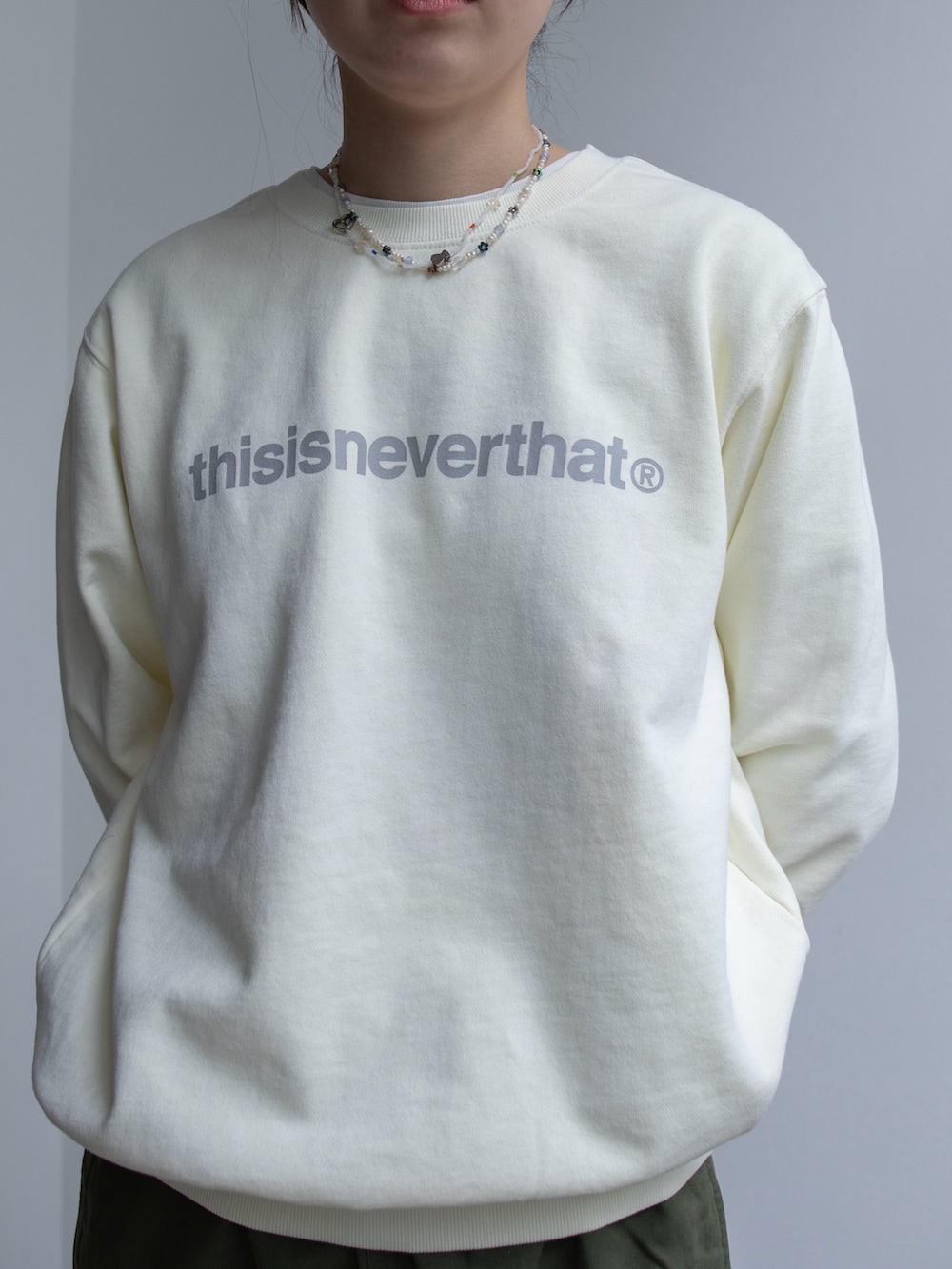 ホワイト系のスウェット、グリーン系のその他パンツを着用したレディースの冬コーディネートの2枚目の写真