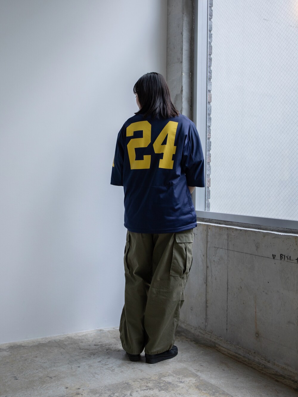 ブルー系のTシャツ/カットソーを着用したレディースの春コーディネートの2枚目の写真