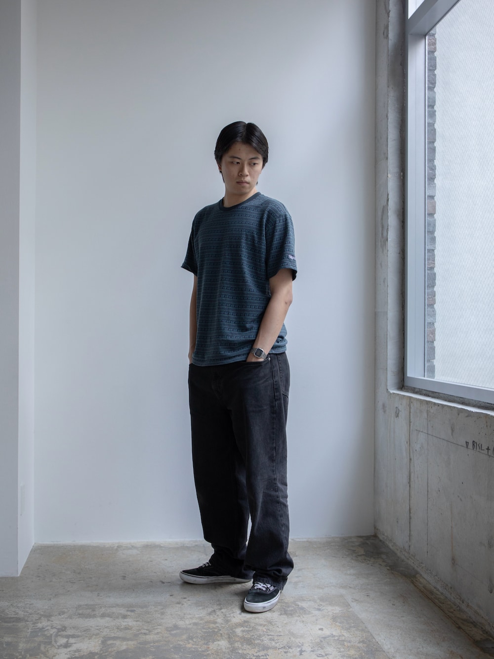 ブルー系のTシャツ/カットソー、ブラック系のデニムパンツを着用したメンズの春コーディネートの2枚目の写真