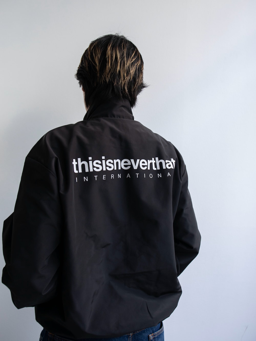 「thisisneverthat、ネバザ、ブルゾン、デニム」｜「thisisneverthatのINTL. Team Jacket（ブルゾン、ブラック系）」を使った、thisisneverthatさん（メンズ・181cm）の冬コーディネートの2枚目の写真