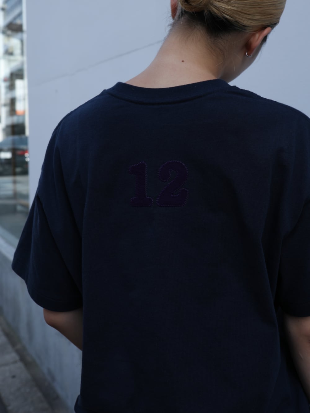 ブルー系のTシャツ/カットソー、グリーン系のカーゴパンツを着用したレディースの夏コーディネートの3枚目の写真