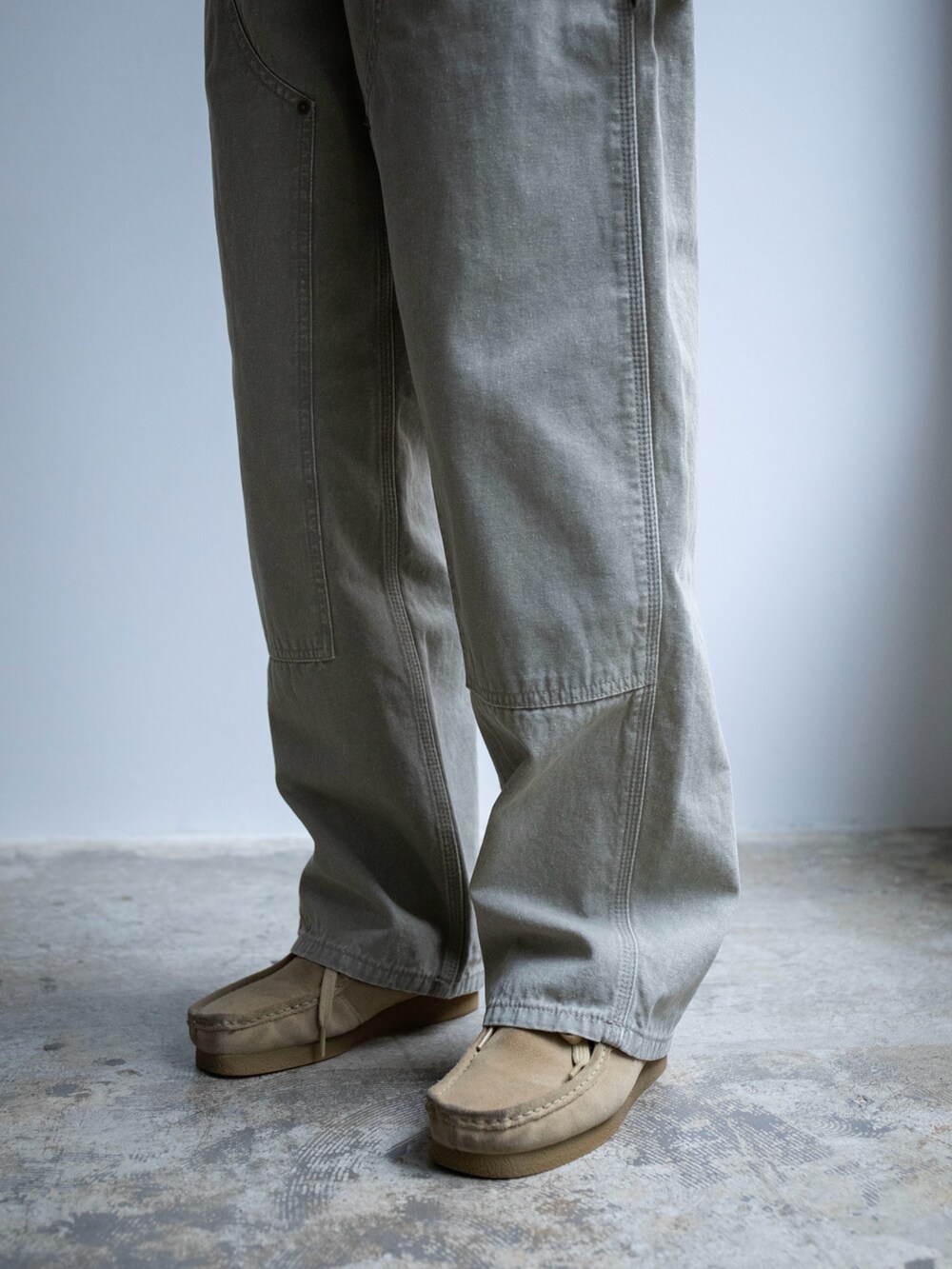 グレー系のTシャツ/カットソー、グリーン系のその他パンツを着用したレディースの春コーディネートの4枚目の写真