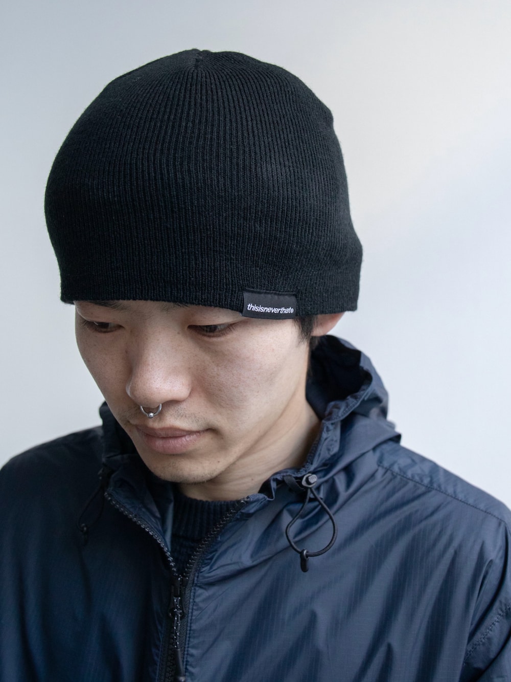 「thisisneverthat、ネバザ、ナイロンジャケット、ワークパンツ」｜「thisisneverthatのT-Light Jacket（ブルゾン、ブルー系）」を使った、thisisneverthatさん（メンズ・175cm）の冬コーディネートの3枚目の写真
