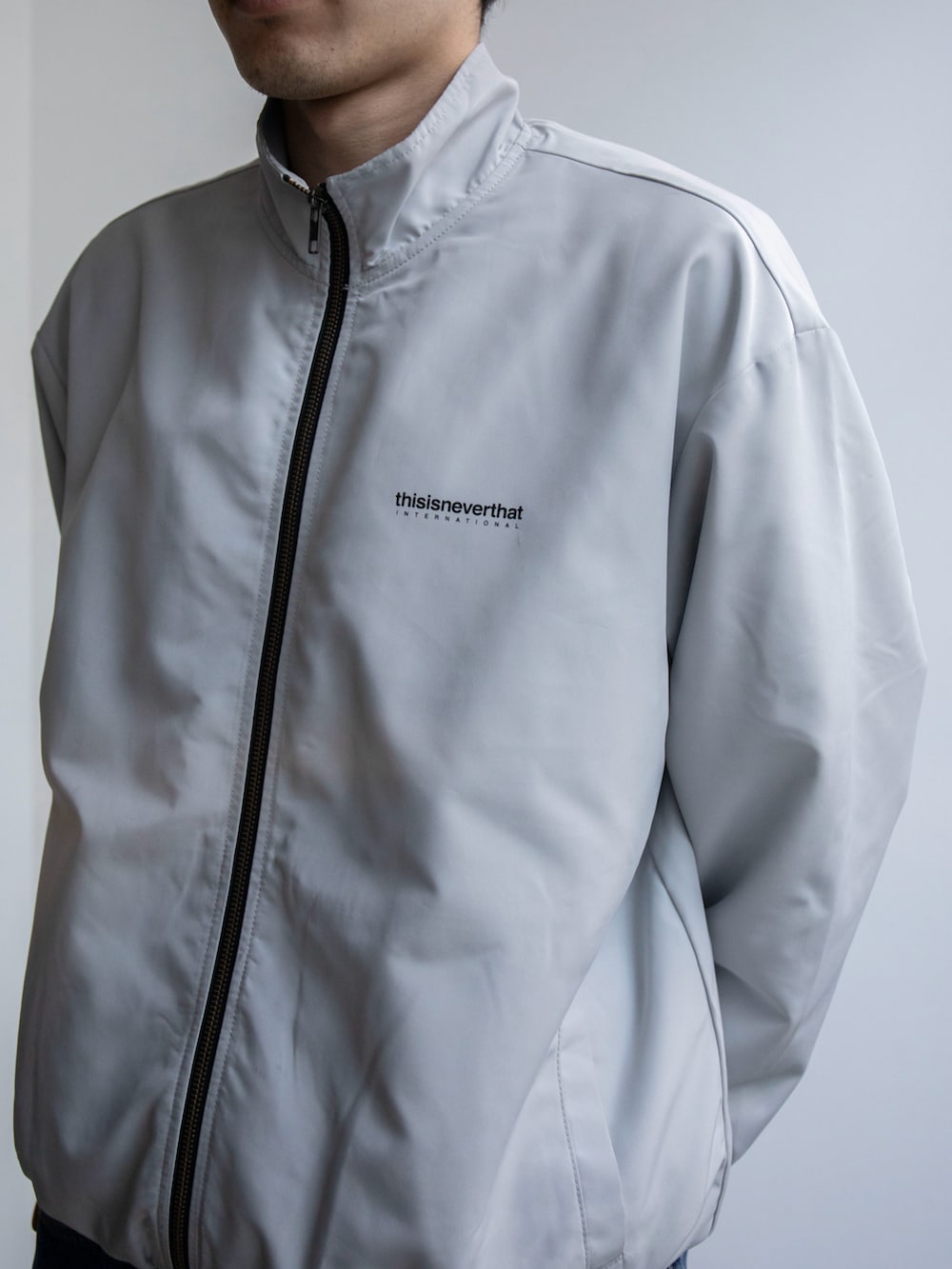 「thisisneverthat、ネバザ、ブルゾン、デニム」｜「thisisneverthatのSP-Logo 2way Beanie（ニットキャップ/ビーニー、ブルー系）」を使った、thisisneverthatさん（メンズ・175cm）の冬コーディネートの2枚目の写真