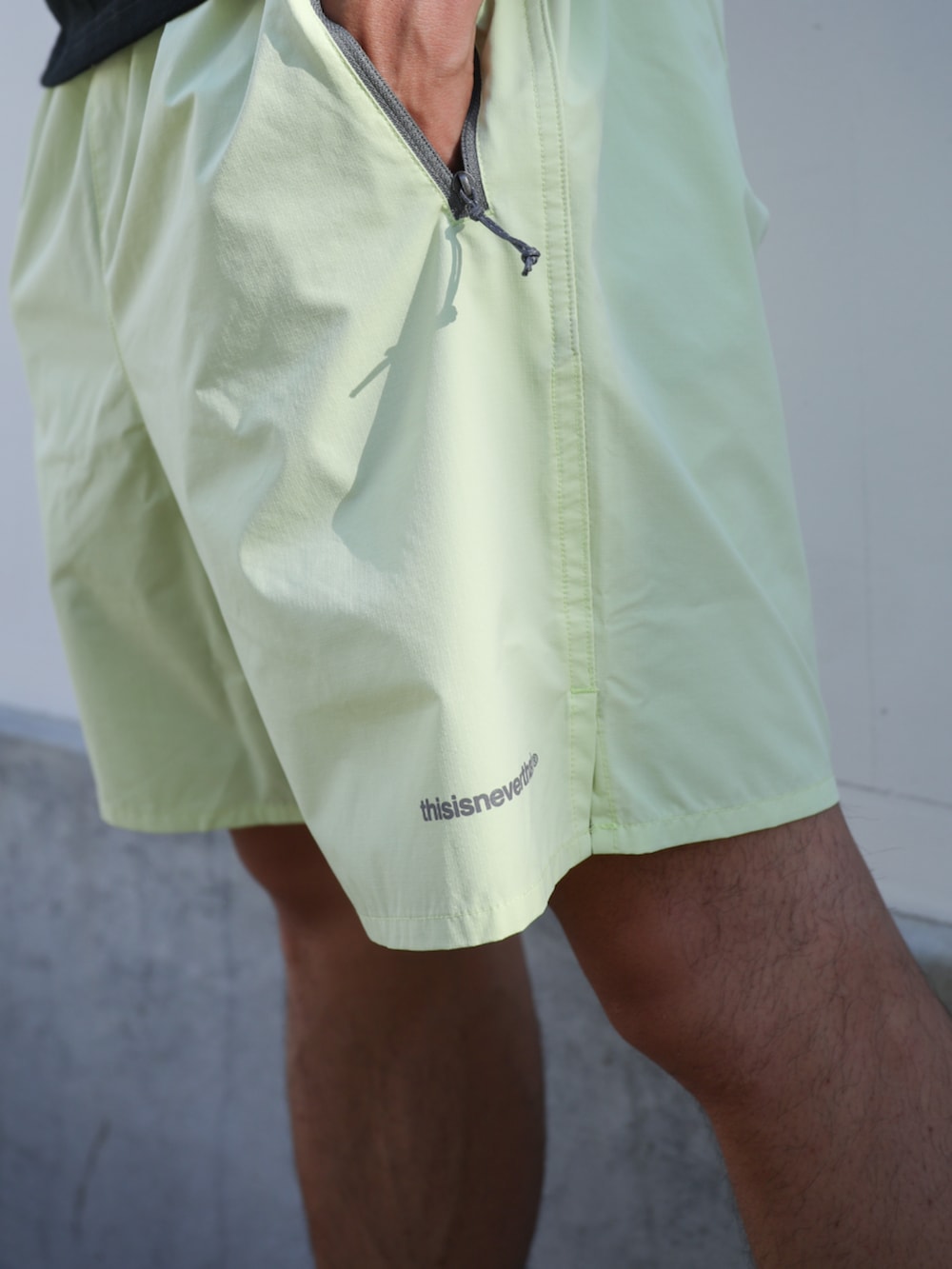 ブラック系のTシャツ/カットソー、イエロー系のその他パンツ、ブラック系のキャップを着用したメンズの夏コーディネートの7枚目の写真