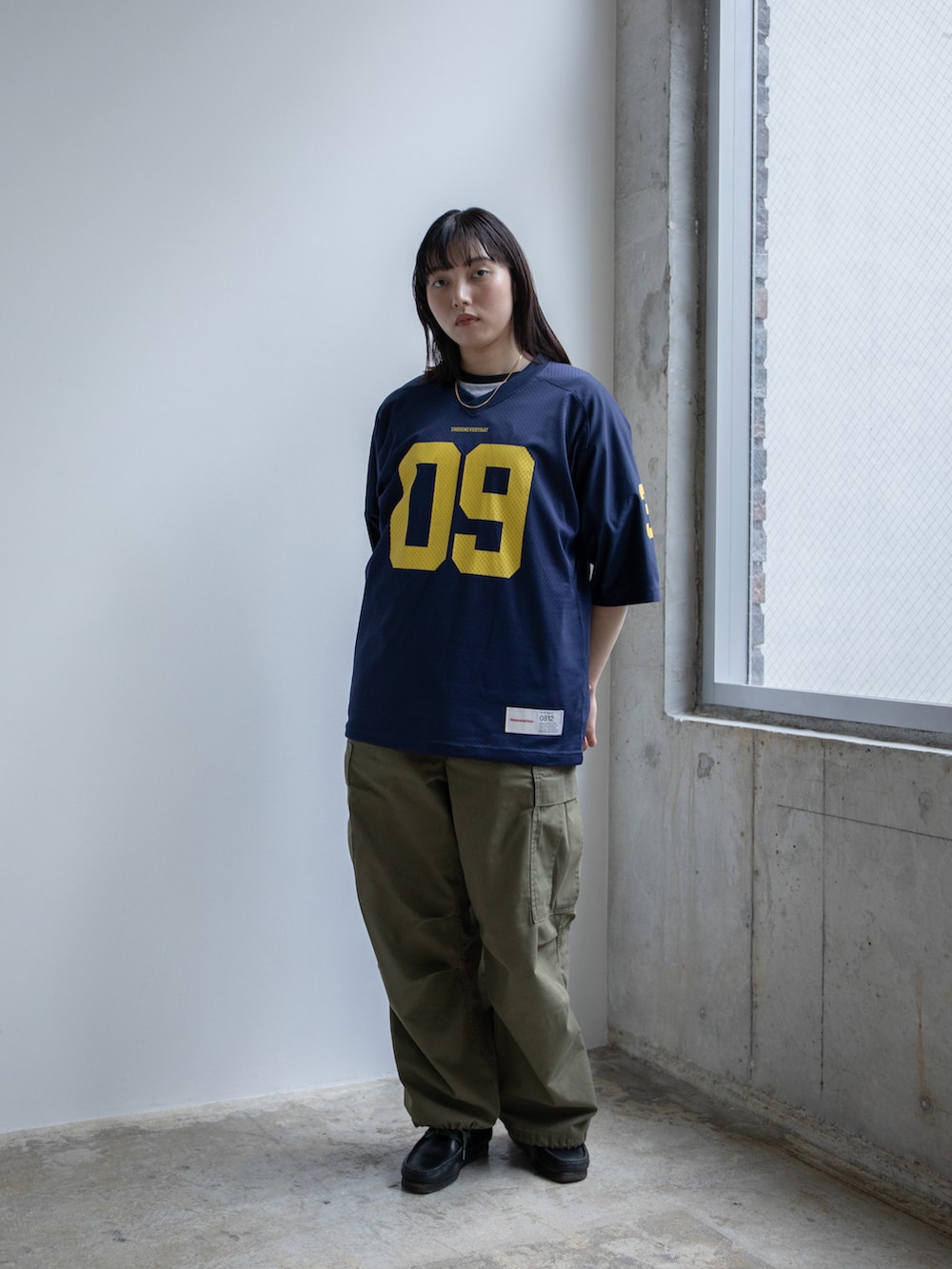 ブルー系のTシャツ/カットソーを着用したレディースの春コーディネートの3枚目の写真