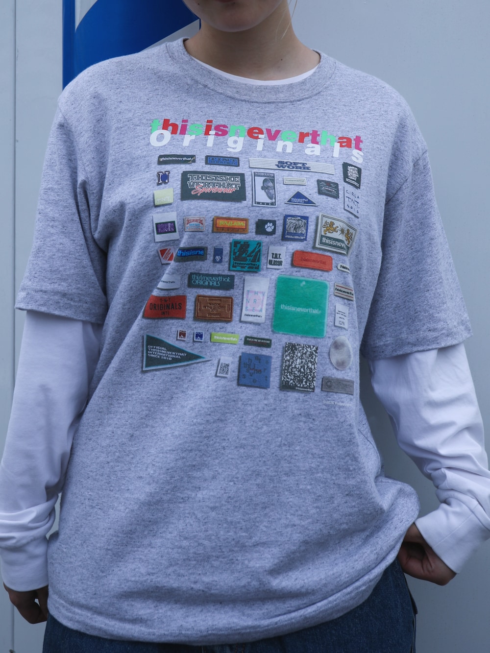 グレー系のTシャツ/カットソー、ブルー系のデニムパンツ、ブルー系のキャップを着用したレディースの春コーディネートの3枚目の写真