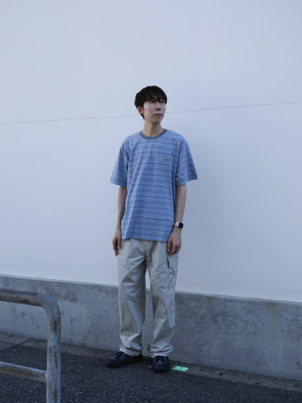 ブルー系のTシャツ/カットソー、ホワイト系のその他パンツを着用したメンズの夏コーディネートの2枚目の写真