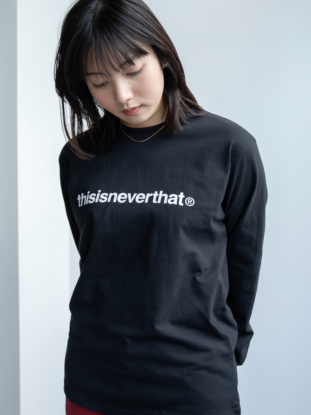 レッド系のデニムパンツ、ブラック系のTシャツ/カットソーを着用したレディースの春コーディネートの3枚目の写真