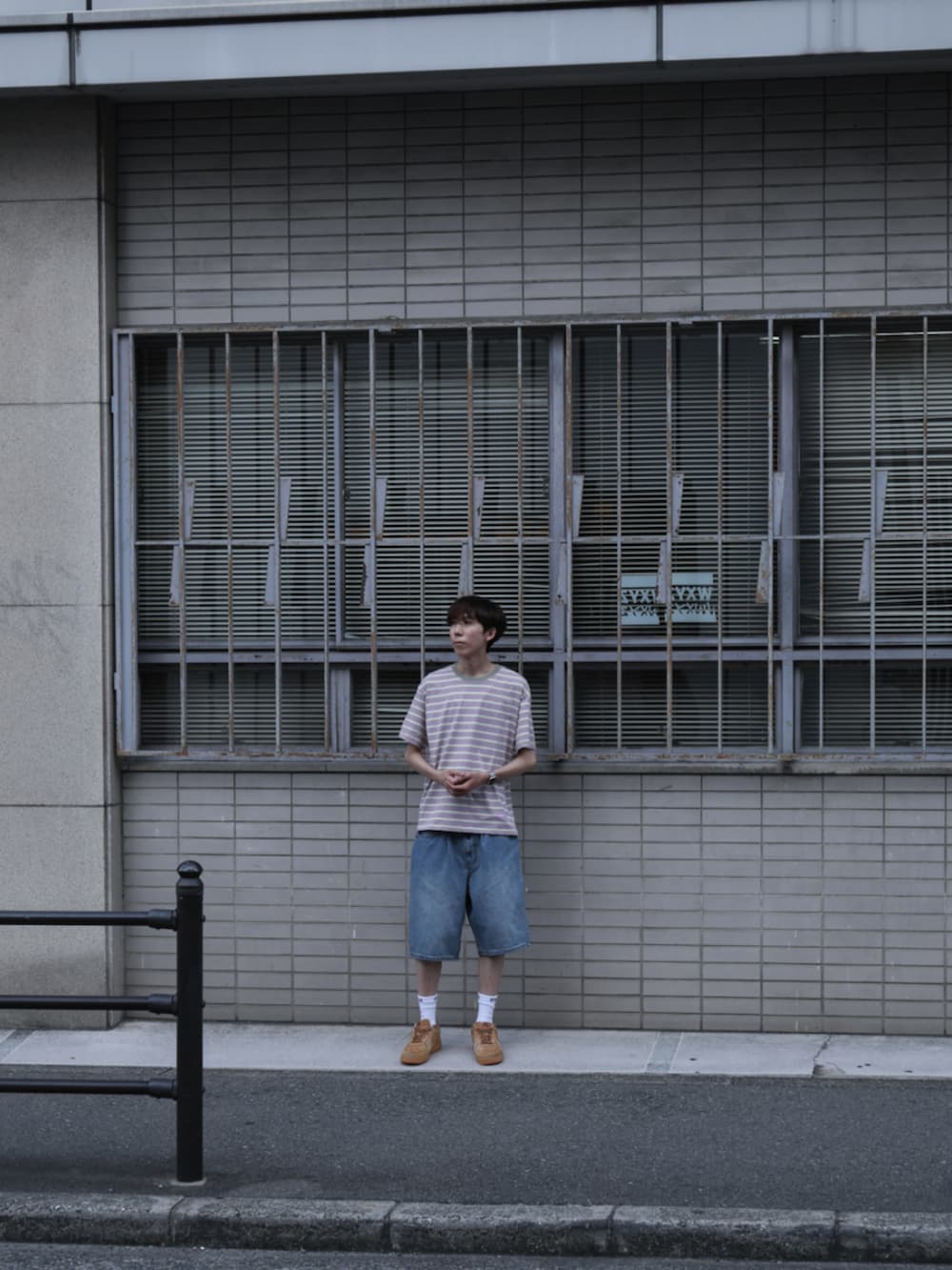 ピンク系のTシャツ/カットソー、ブルー系のデニムパンツ、ホワイト系のソックス/靴下を着用したメンズの夏コーディネートの2枚目の写真