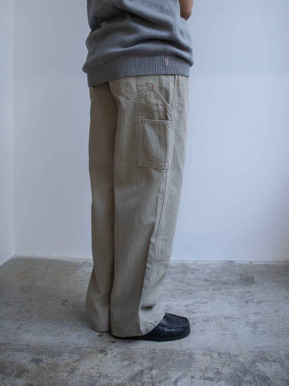 グレー系のベスト、グリーン系のTシャツ/カットソー、グリーン系のその他パンツを着用したレディースの春コーディネートの4枚目の写真