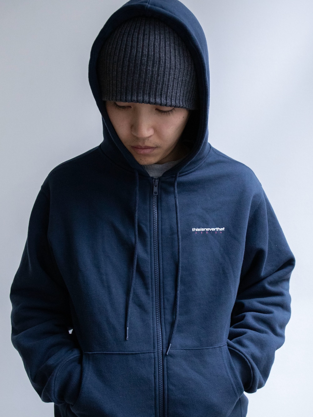 ブルー系のパーカー、グリーン系のその他パンツ、グレー系のニットキャップ/ビーニーを着用したメンズの春コーディネートの2枚目の写真