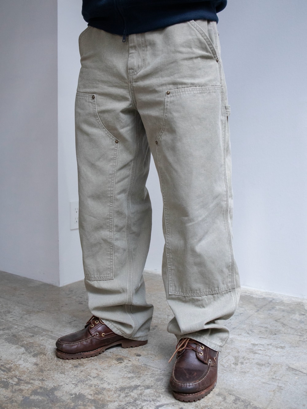 ブルー系のパーカー、グリーン系のその他パンツ、グレー系のニットキャップ/ビーニーを着用したメンズの春コーディネートの3枚目の写真