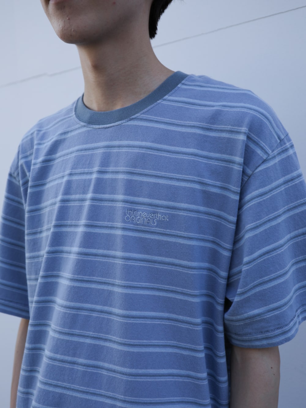 ブルー系のTシャツ/カットソー、ホワイト系のその他パンツを着用したメンズの夏コーディネートの4枚目の写真