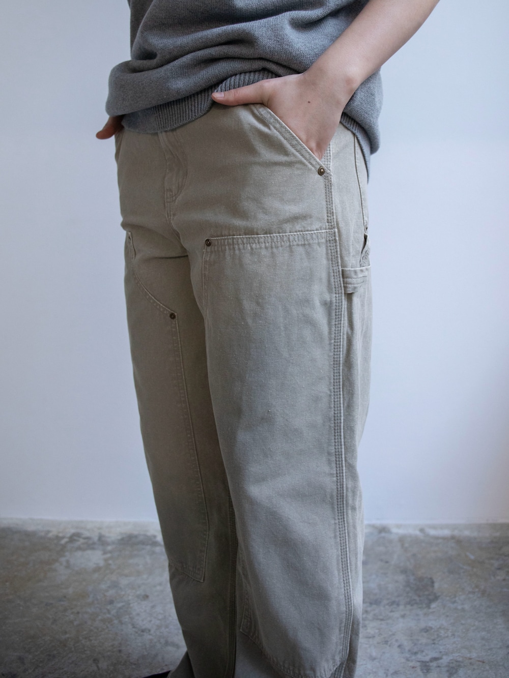 グレー系のベスト、グリーン系のTシャツ/カットソー、グリーン系のその他パンツを着用したレディースの春コーディネートの3枚目の写真