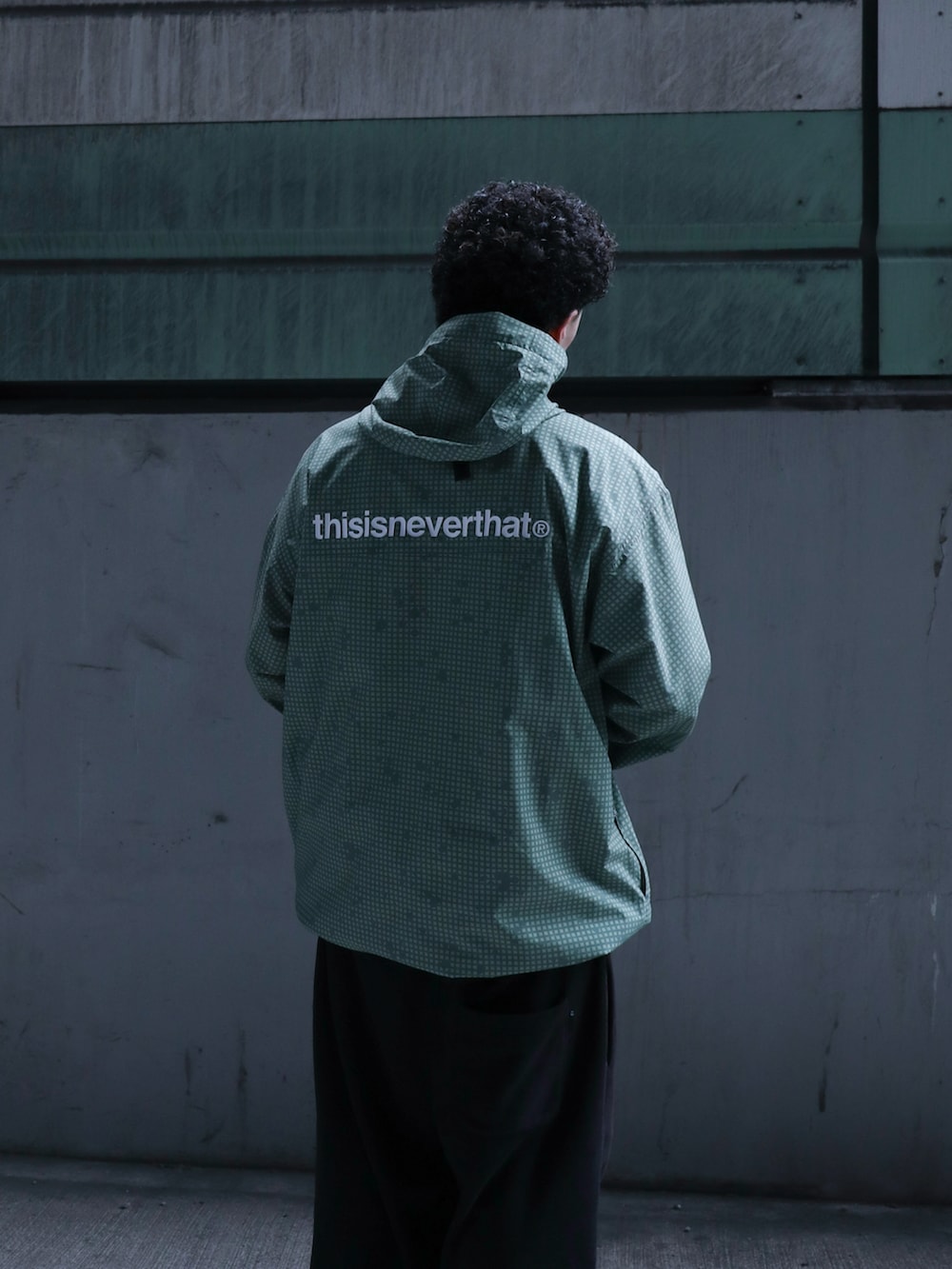 「thisisneverthat、アノラックパーカー、カモフラ、スウェットパンツ」｜「thisisneverthatのT.N.T. Classic HDP Sweatpant（スウェットパンツ、ブラック系）」を使った、thisisneverthatさん（メンズ・165cm）の春コーディネートの3枚目の写真