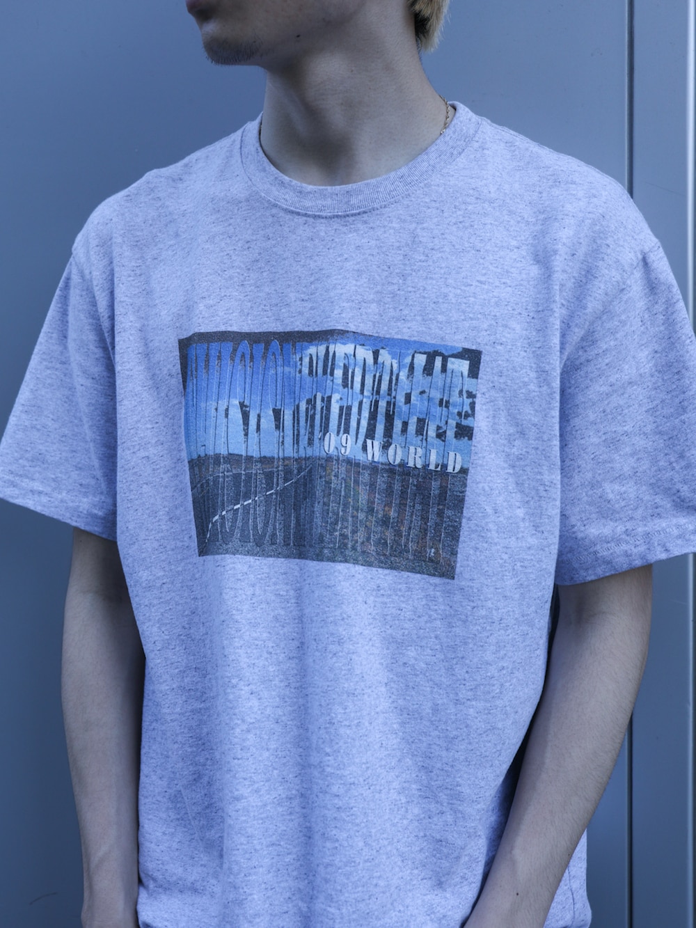 グレー系のTシャツ/カットソー、ブルー系のデニムパンツ、その他のキャップを着用したメンズの春コーディネートの3枚目の写真