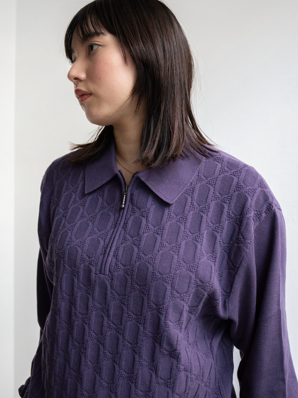 パープル系のニット/セーター、ブルー系のその他パンツを着用したレディースの冬コーディネートの2枚目の写真