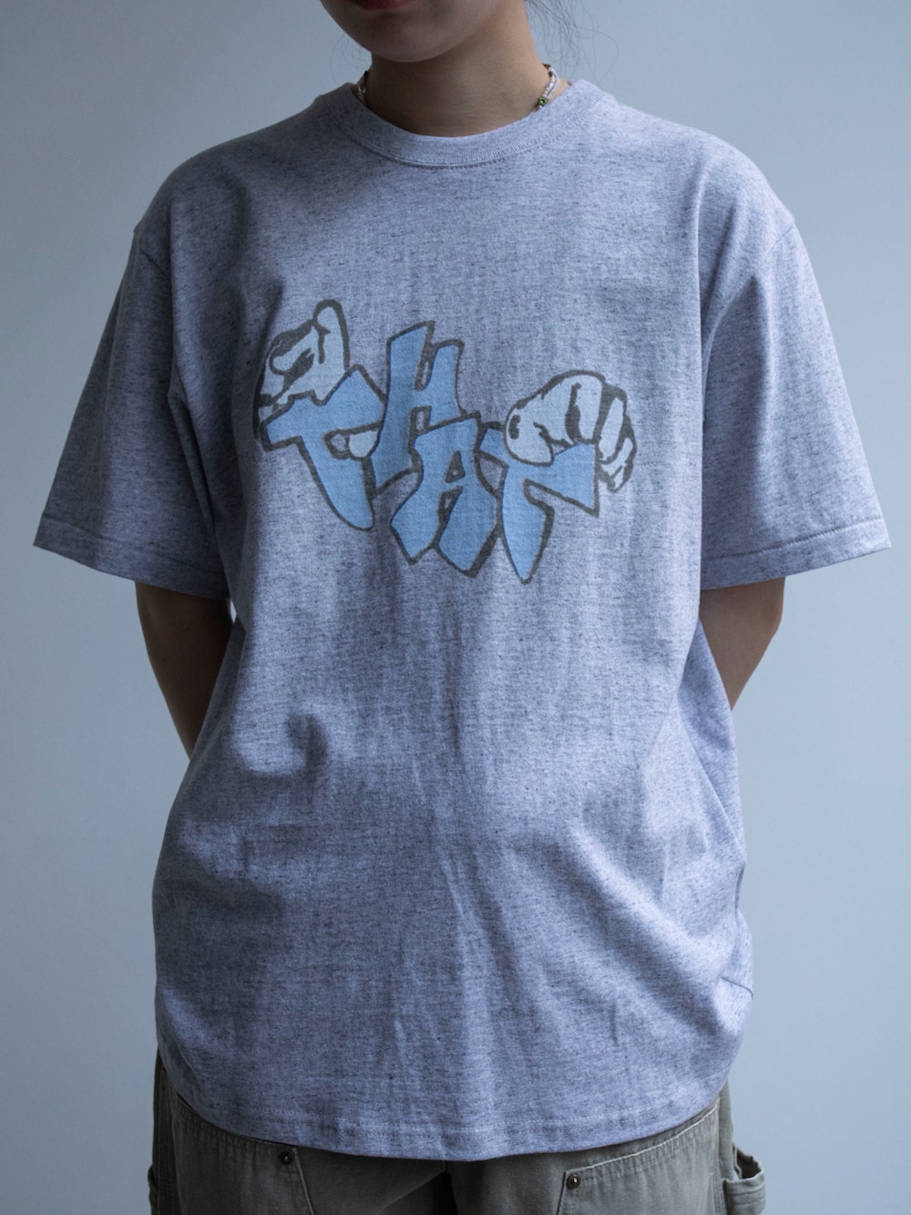 グレー系のTシャツ/カットソー、グリーン系のその他パンツを着用したレディースの春コーディネートの2枚目の写真