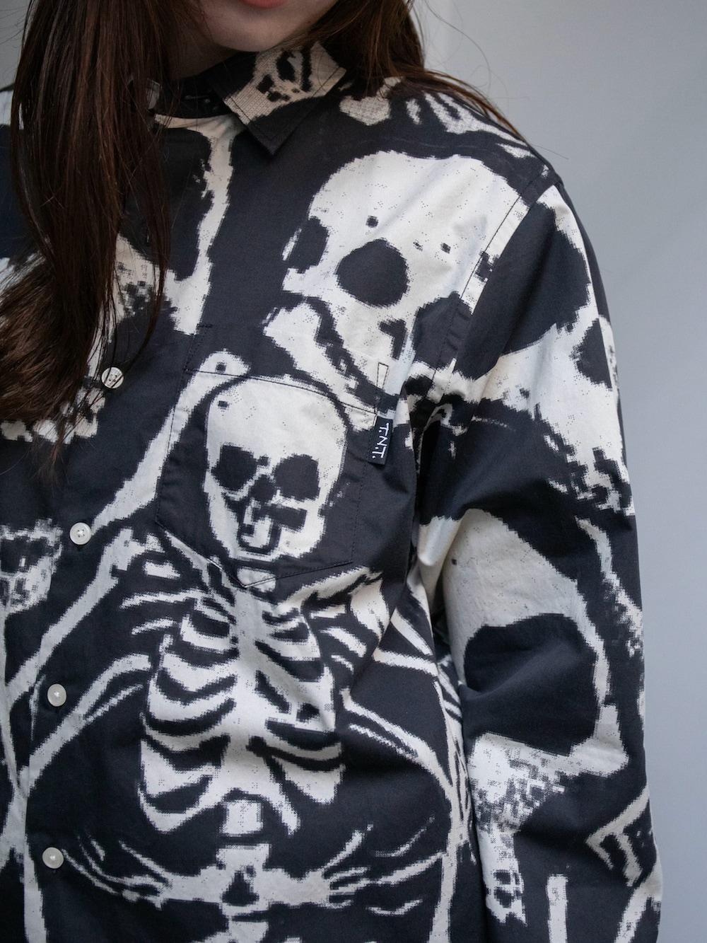 ブラック系のシャツ/ブラウス、ブラック系のカーゴパンツ、グレー系のハットを着用したレディースの春コーディネートの3枚目の写真