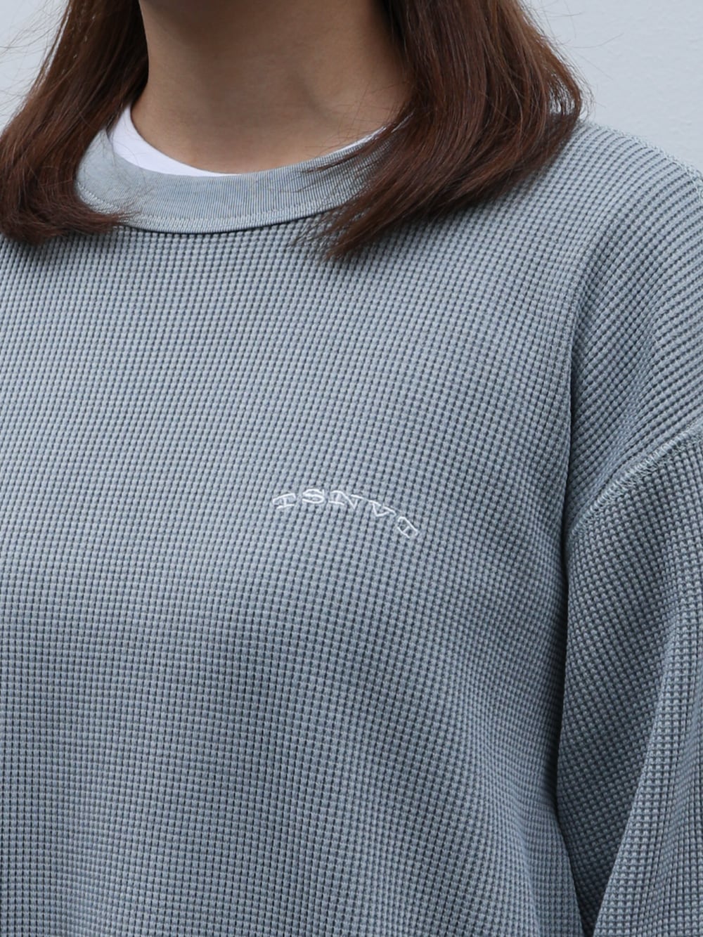 その他のカーゴパンツ、グレー系のTシャツ/カットソーを着用したレディースの秋コーディネートの3枚目の写真