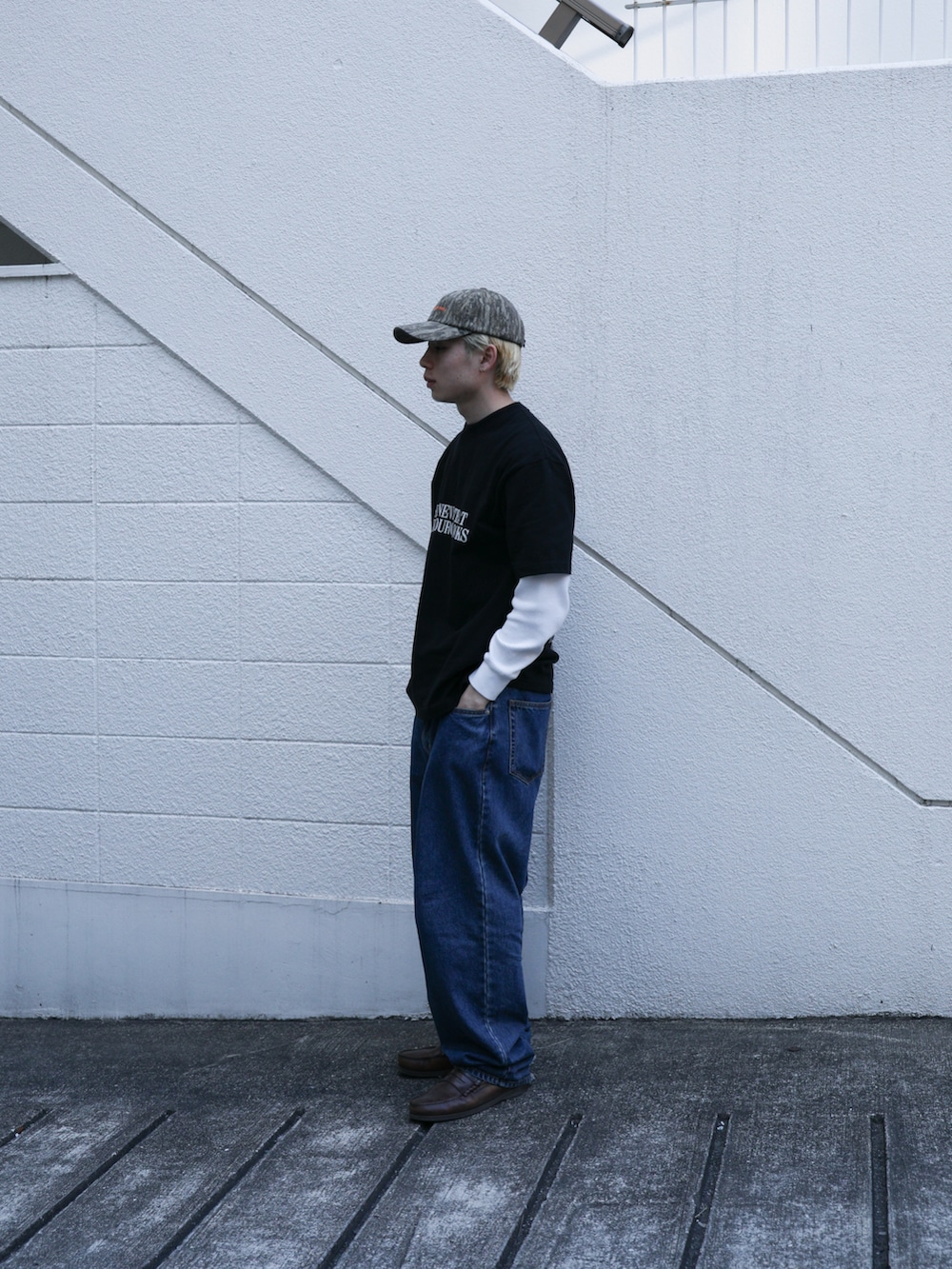 ブルー系のデニムパンツ、その他のキャップを着用したメンズの春コーディネートの2枚目の写真