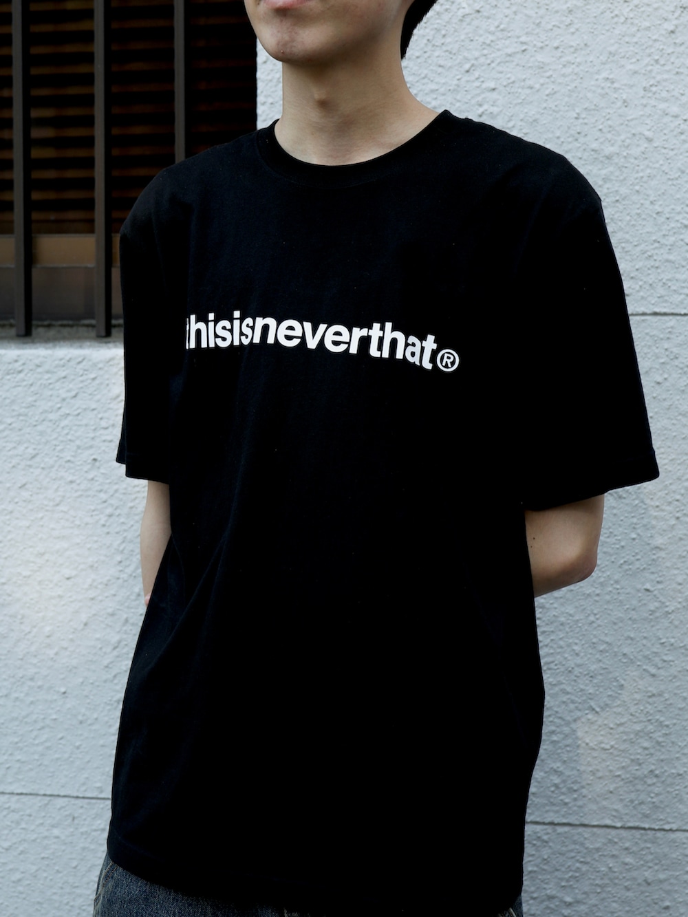 ブラック系のTシャツ/カットソー、グレー系のデニムパンツを着用したメンズの夏コーディネートの2枚目の写真