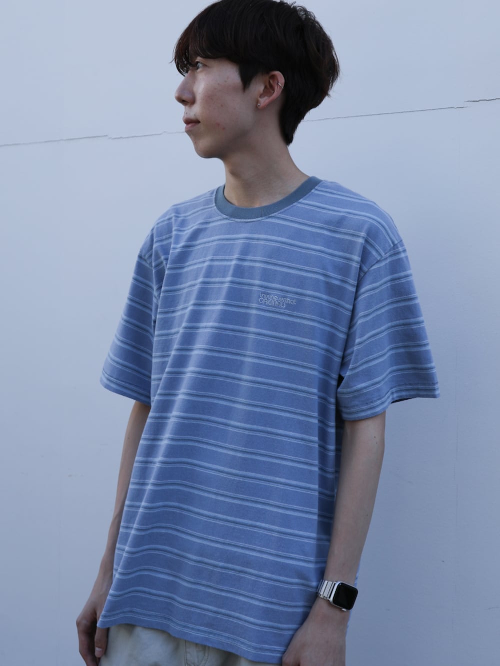 ブルー系のTシャツ/カットソー、ホワイト系のその他パンツを着用したメンズの夏コーディネートの3枚目の写真