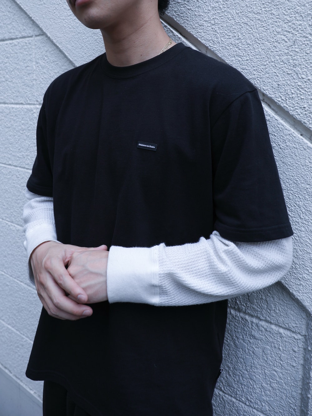 ブラック系のTシャツ/カットソー、ブラック系のスウェットパンツを着用したメンズの春コーディネートの2枚目の写真