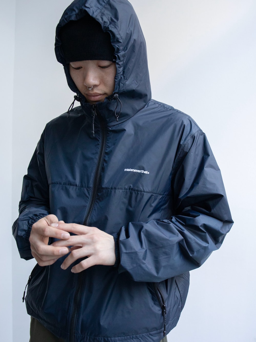 「thisisneverthat、ネバザ、ナイロンジャケット、ワークパンツ」｜「thisisneverthatのT-Light Jacket（ブルゾン、ブルー系）」を使った、thisisneverthatさん（メンズ・175cm）の冬コーディネートの2枚目の写真