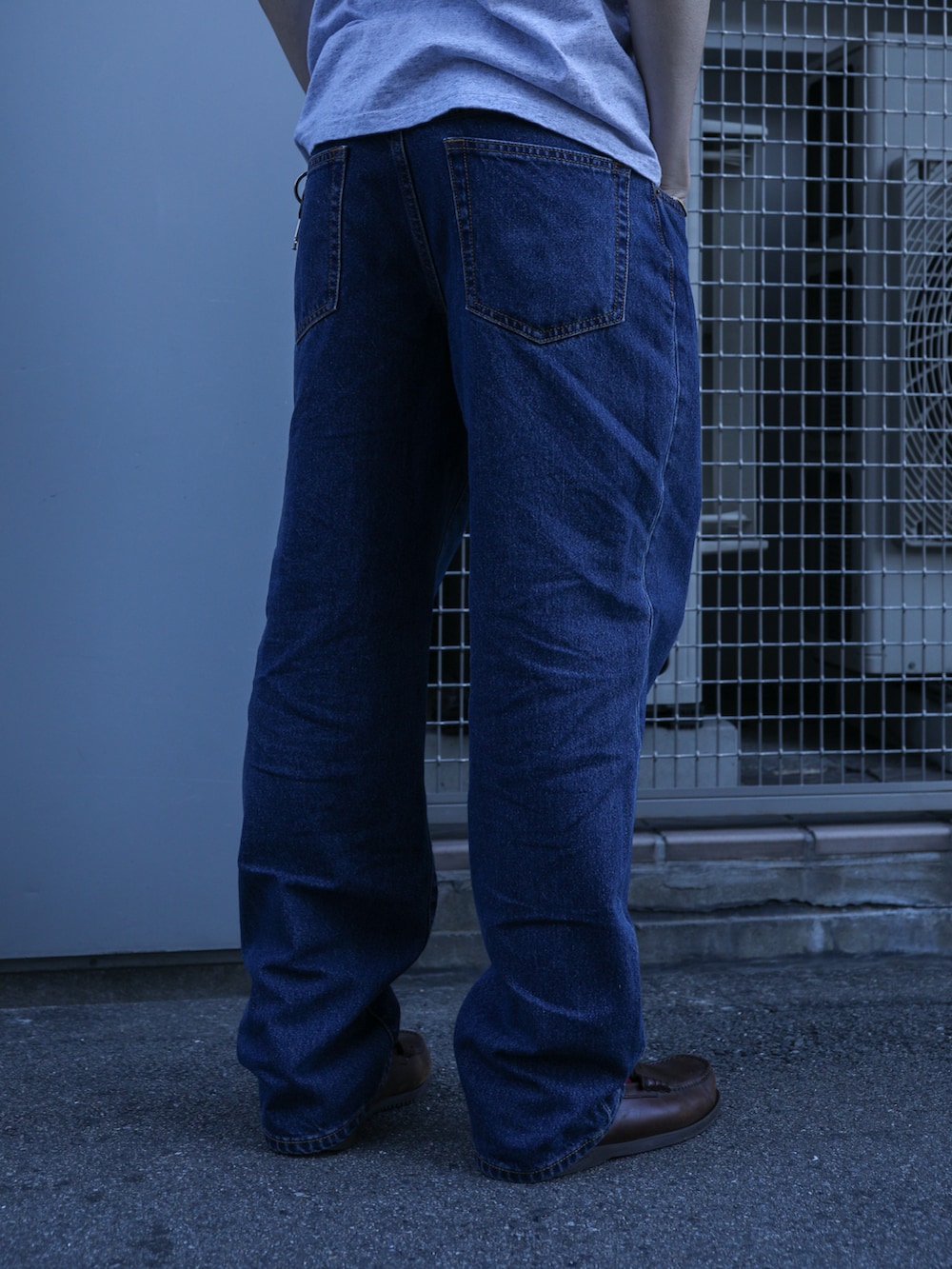 グレー系のTシャツ/カットソー、ブルー系のデニムパンツ、その他のキャップを着用したメンズの春コーディネートの4枚目の写真