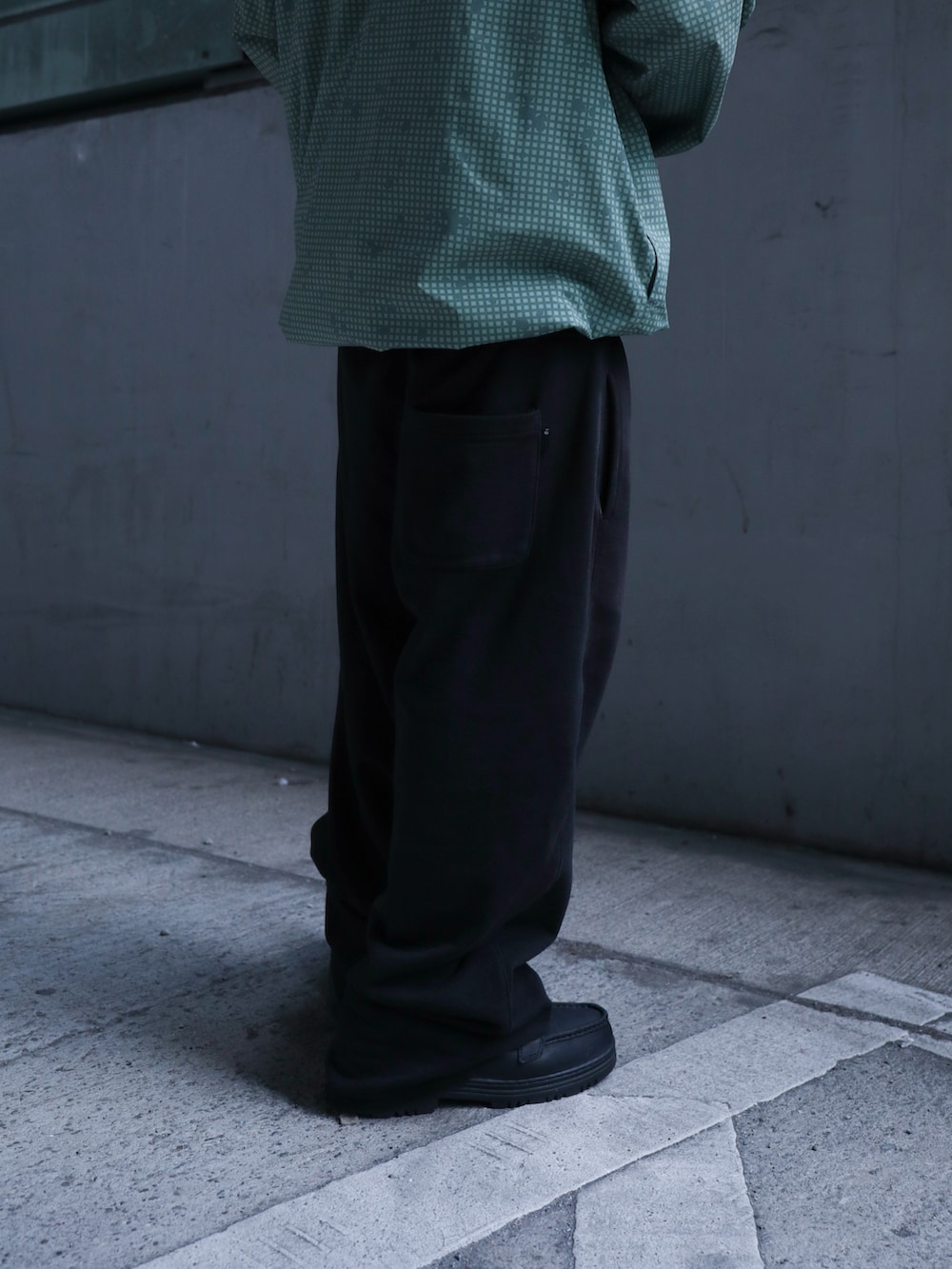 「thisisneverthat、アノラックパーカー、カモフラ、スウェットパンツ」｜「thisisneverthatのT.N.T. Classic HDP Sweatpant（スウェットパンツ、ブラック系）」を使った、thisisneverthatさん（メンズ・165cm）の春コーディネートの4枚目の写真