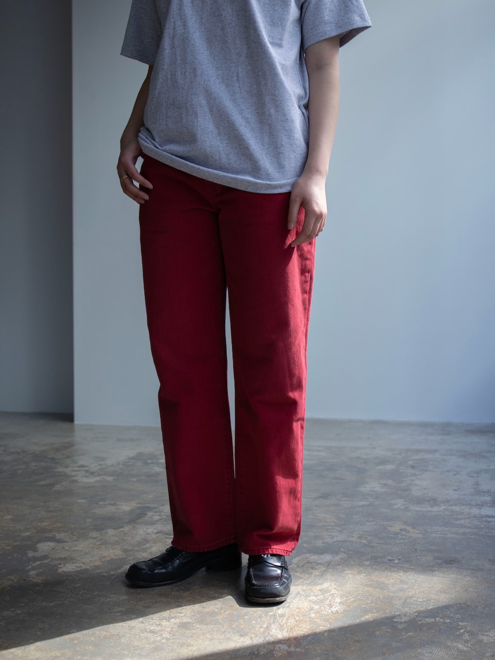 グレー系のTシャツ/カットソー、レッド系のデニムパンツを着用したレディースの春コーディネートの4枚目の写真