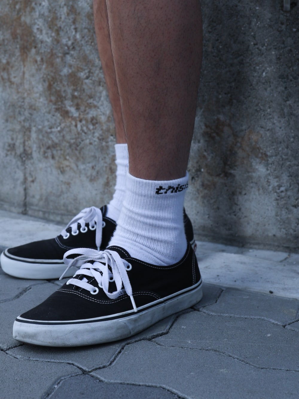 ブラック系のパーカー、ベージュ系のその他パンツ、ブルー系のキャップを着用したメンズの夏コーディネートの6枚目の写真