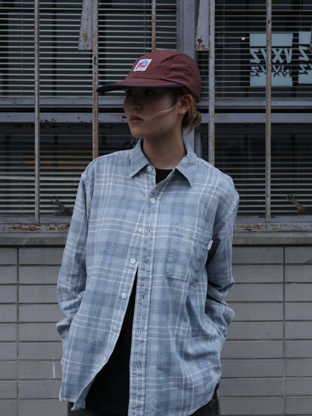 ブルー系のシャツ/ブラウス、グリーン系のデニムパンツ、レッド系のキャップを着用したレディースの夏コーディネートの2枚目の写真