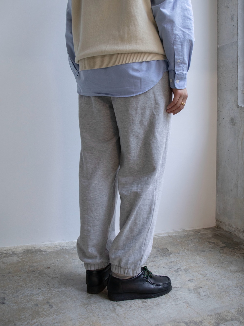 ホワイト系のベスト、ブルー系のシャツ/ブラウス、グレー系のスウェットパンツを着用したレディースの春コーディネートの4枚目の写真