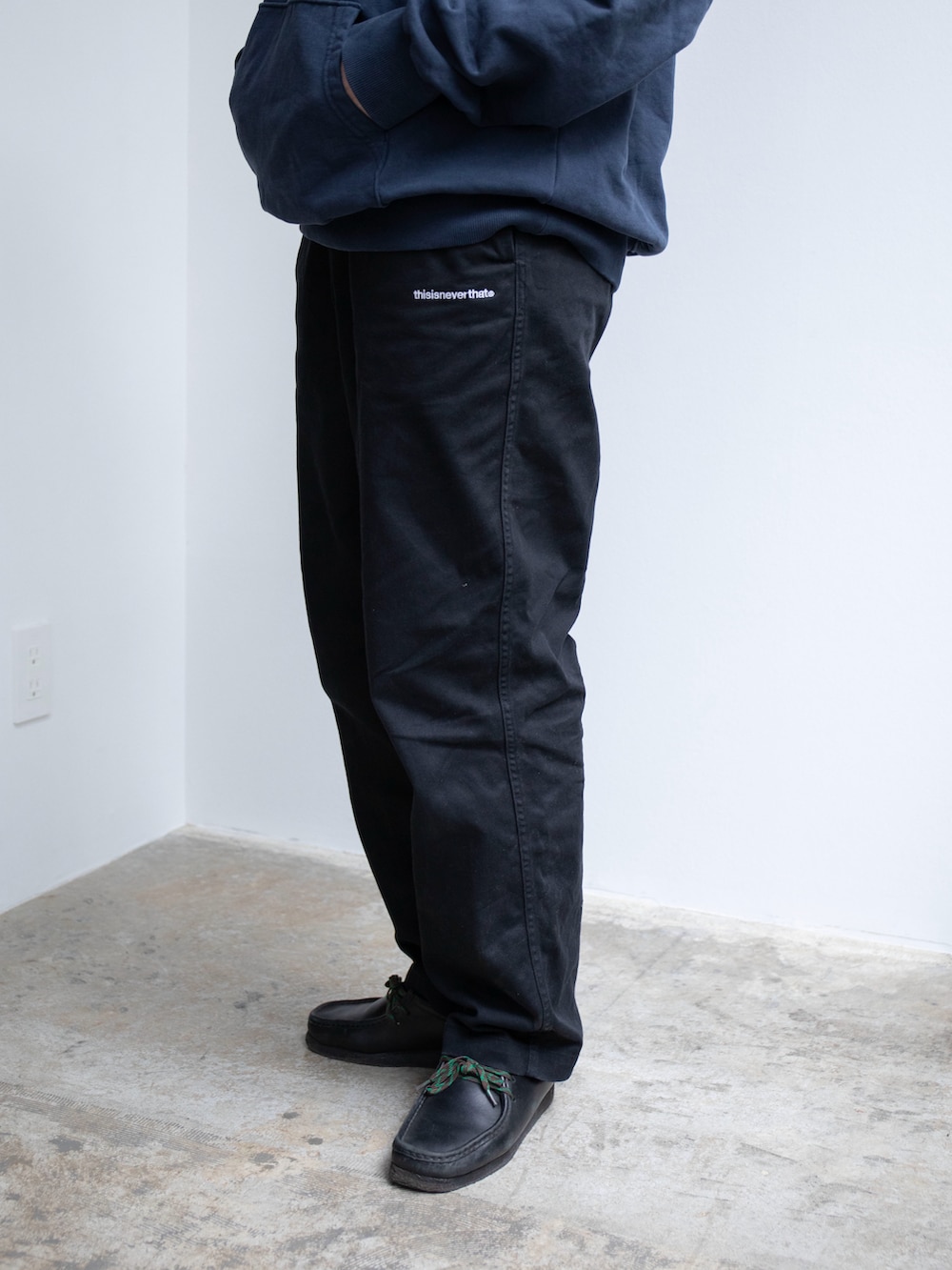 ブルー系のパーカー、ブラック系のその他パンツを着用したレディースの春コーディネートの5枚目の写真