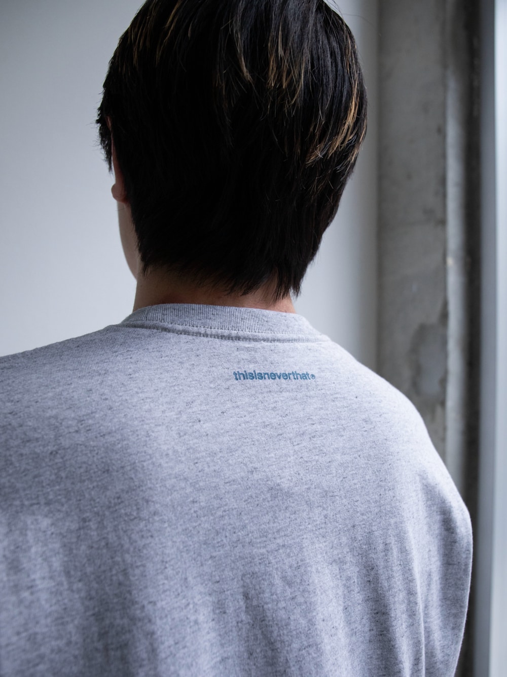 グレー系のTシャツ/カットソー、ブラック系のデニムパンツを着用したメンズの春コーディネートの4枚目の写真