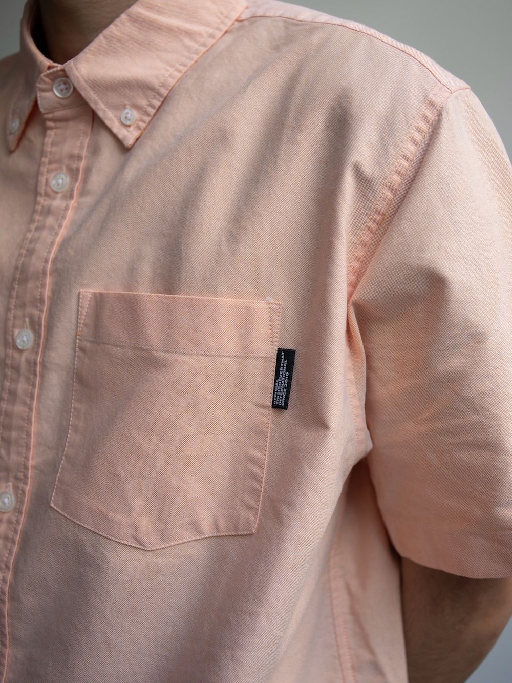 オレンジ系のシャツ/ブラウス、ブルー系のその他パンツを着用したメンズの春コーディネートの4枚目の写真