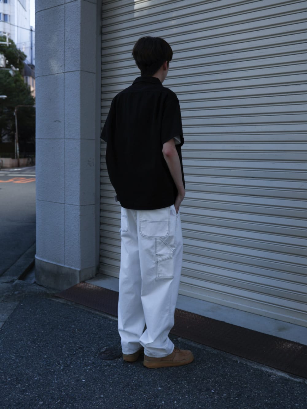 ブラック系のシャツ/ブラウス、ホワイト系のその他パンツを着用したメンズの夏コーディネートの6枚目の写真