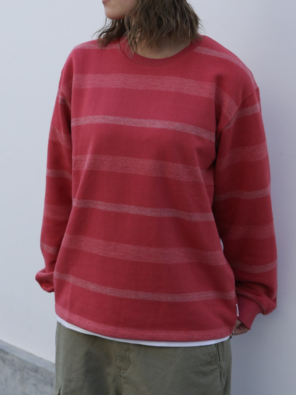 ピンク系のTシャツ/カットソー、グリーン系のカーゴパンツ、グレー系のニットキャップ/ビーニーを着用したレディースの秋コーディネートの2枚目の写真