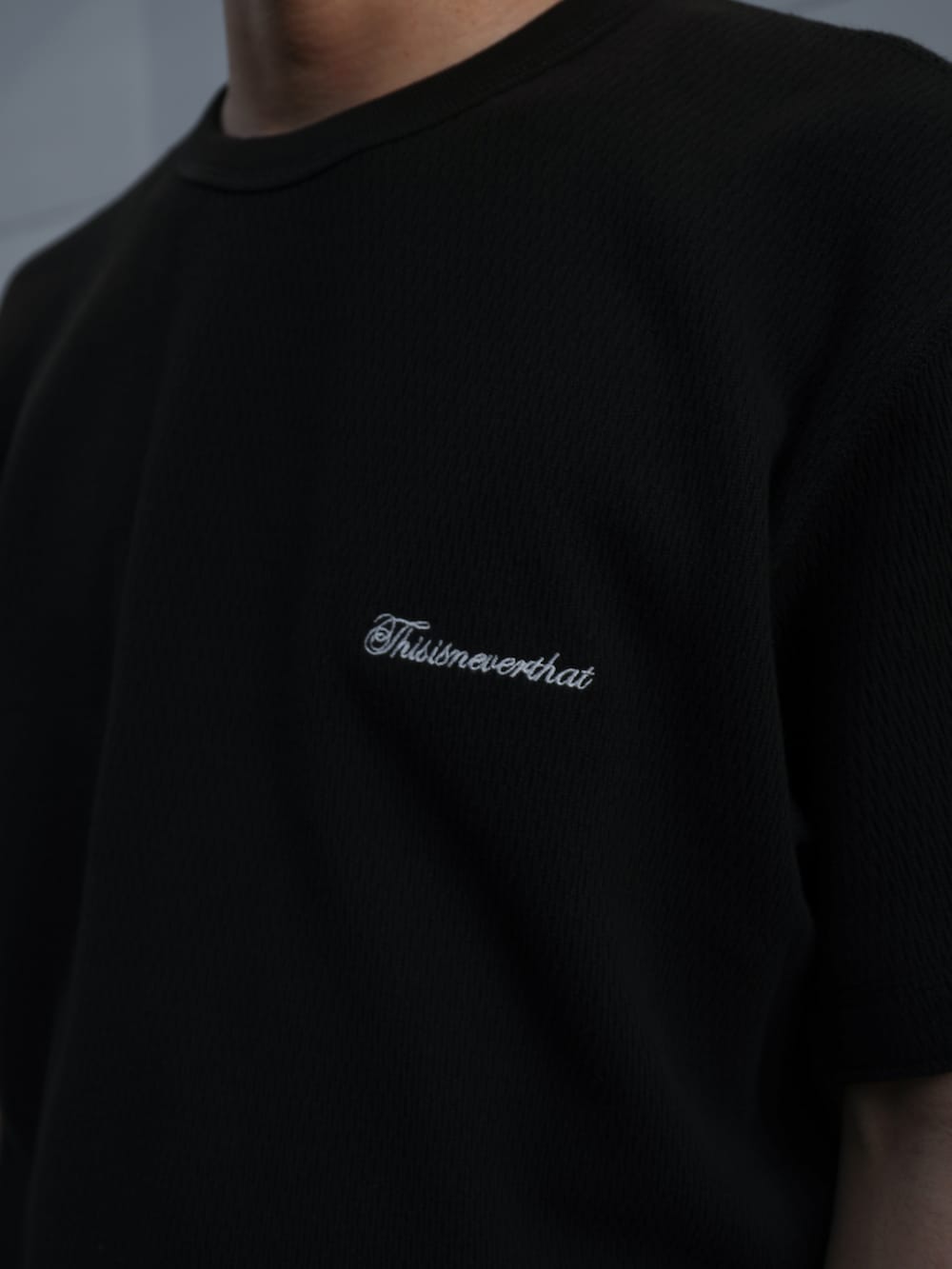 ブラック系のTシャツ/カットソー、ブルー系のデニムパンツ、ブラック系のキャップを着用したメンズの夏コーディネートの3枚目の写真