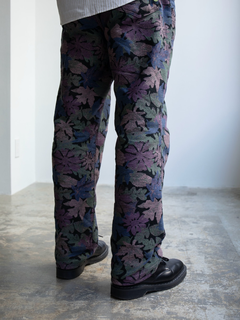 ベージュ系のシャツ/ブラウス、その他のデニムパンツを着用したメンズの春コーディネートの5枚目の写真