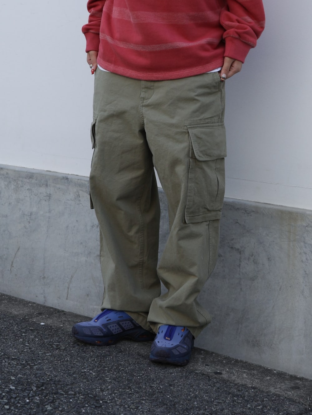 ピンク系のTシャツ/カットソー、グリーン系のカーゴパンツ、グレー系のニットキャップ/ビーニーを着用したレディースの秋コーディネートの5枚目の写真