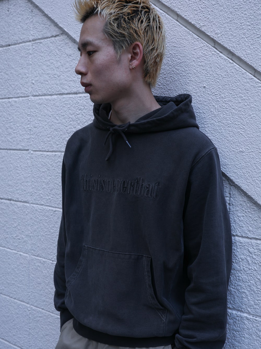 グレー系のパーカー、ベージュ系のその他パンツを着用したメンズの春コーディネートの2枚目の写真