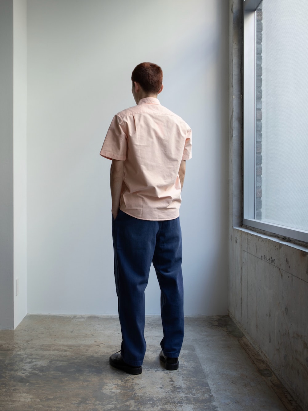 オレンジ系のシャツ/ブラウス、ブルー系のその他パンツを着用したメンズの春コーディネートの2枚目の写真