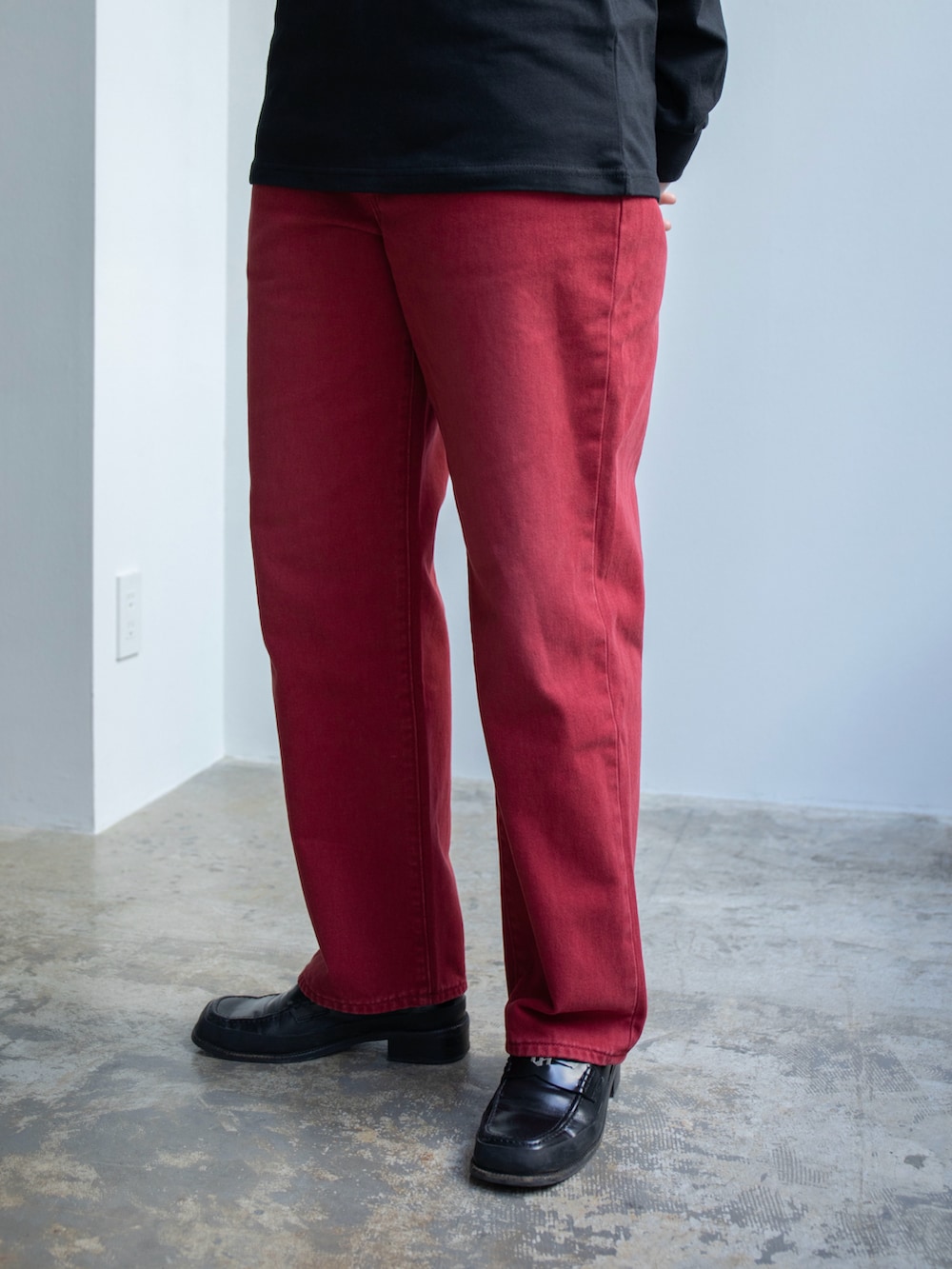 レッド系のデニムパンツ、ブラック系のTシャツ/カットソーを着用したレディースの春コーディネートの4枚目の写真